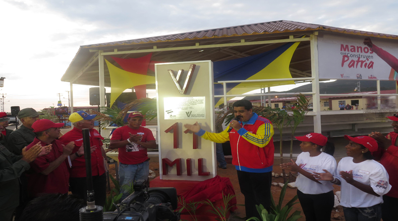 Maduro entrega 135 viviendas a familias venezolanas