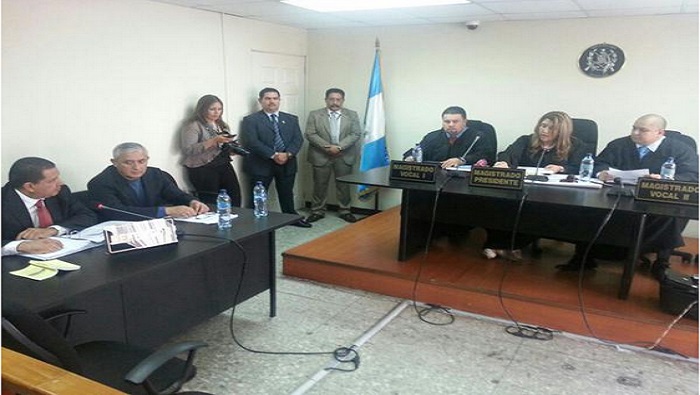 Otto Pérez Molina se encuentra en la Sala de Apelaciones de Mayor Riesgo auxiliado por el abogado Marco Antonio Rossell.