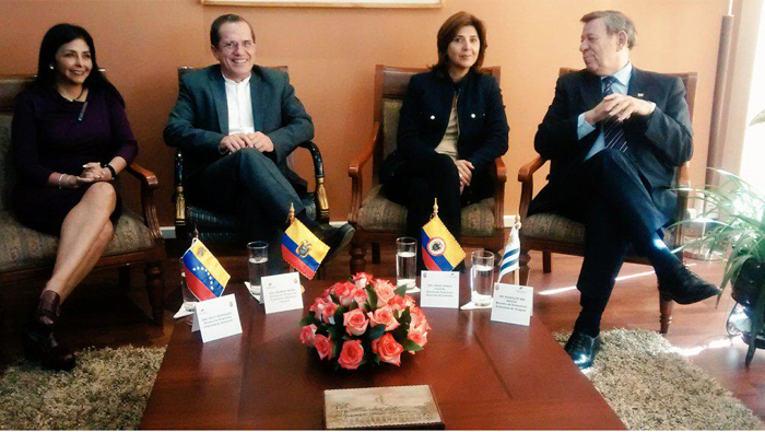 Los cancilleres de Uruguay y Ecuador acompañan el encuentro entre las diplomáticas Delcy Rodríguez y María Ángela Holguín.