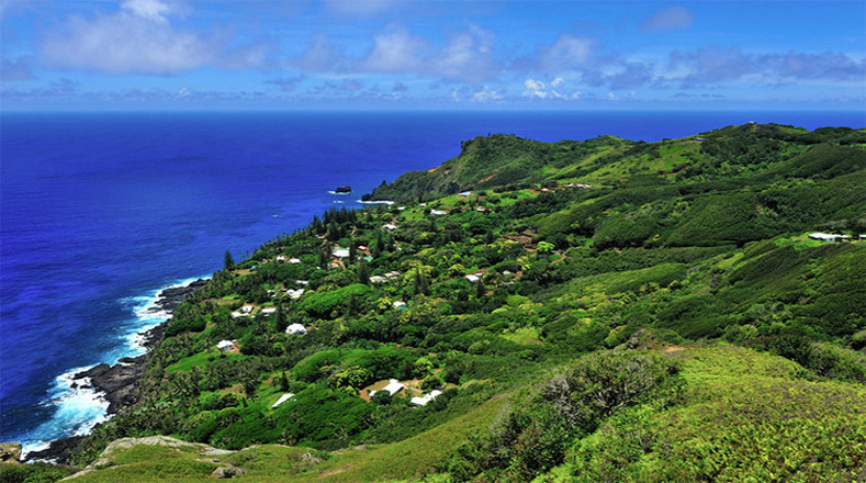La pequeña isla británica llamada Pitcairn se encuentra ubicada en el océano Pacífico.