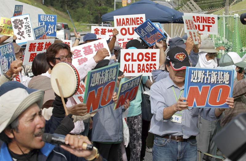 Al mismo tiempo, miles de personas han mostrado su rechazo a la construcción de una base militar estadounidense en Okinawa.