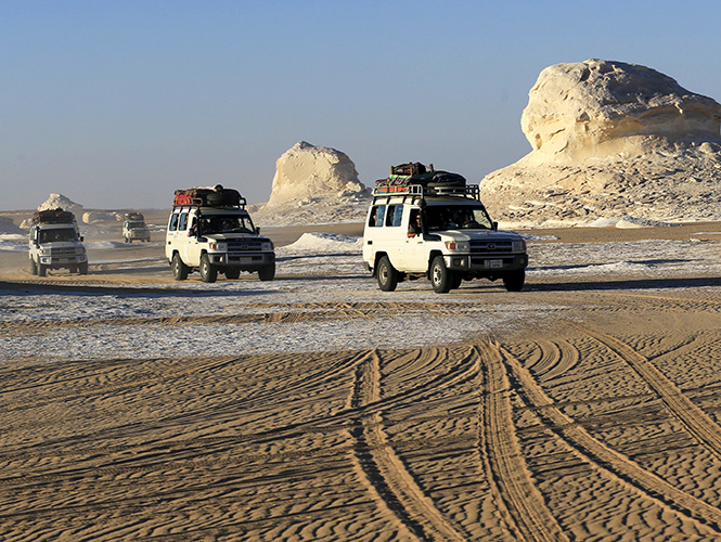 El Gobierno egipcio acusó a la empresa turística organizadora de la caravana de no tener los permisos necesarios para acceder a esa zona desértica.