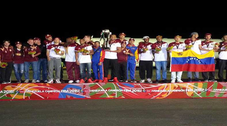 Los jugadores llegaron a territorio venezolano y mostraron el trofeo a los aficionados