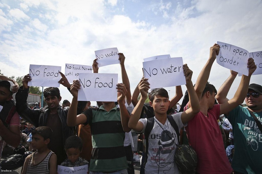 Los refugiados piden a Hungría que abra sus fronteras.