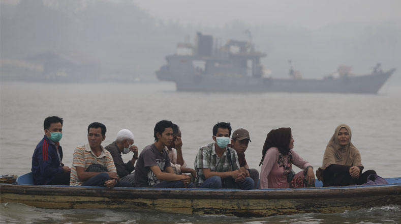 Ciudadanos malasios deben hacer frente a la contaminación producto de la nube de humo proveniente de Indonesia.