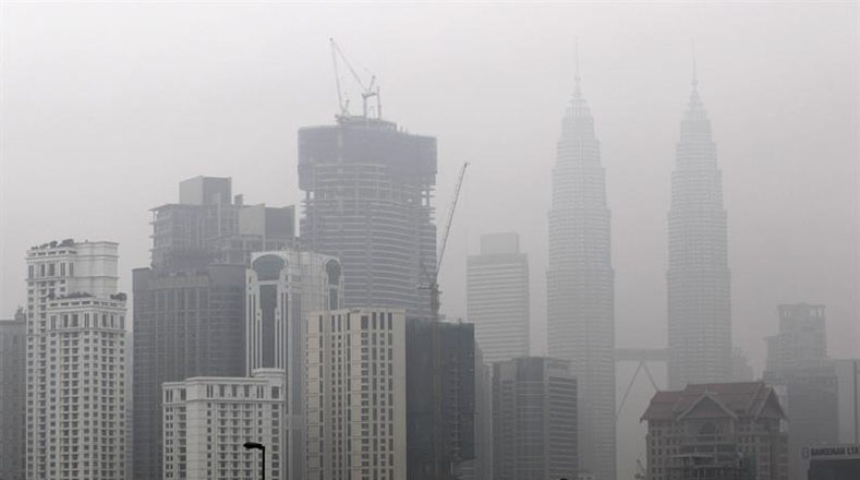 La capital malaya amanece envuela en una nube de humo