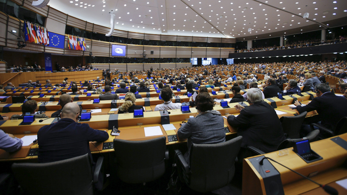 Los debates continúan en el Parlamento Europeo para analizar posibles soluciones a la situación de refugiados.