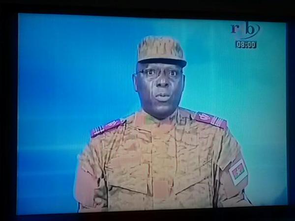 En un discurso televisado, los militares anunciaron que fue tomado el control del Gobierno.