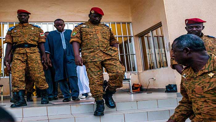 Militares aseguran que el ex presidente y su primer ministro mantienen arresto domiliciario
