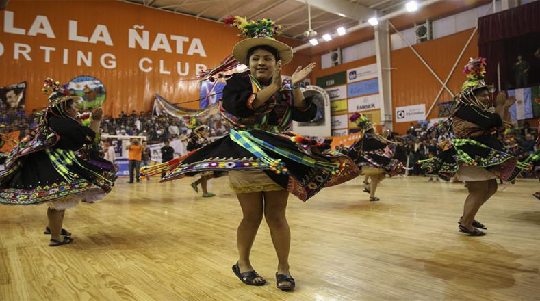 En la antesala al partido, los presentes disfrutaron de una danza típica boliviana. 