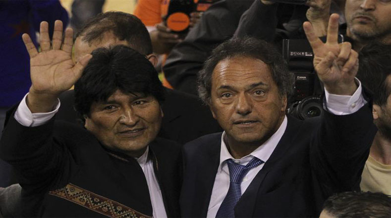 El presidente de Bolivia, Evo Morales y el candidato presidencial por Argentina, Daniel Scioli, saludaron al público a su llegada de un acto oficial en La Plata. 