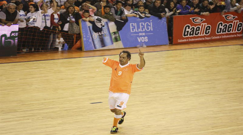 Scioli lució el dorsal número 9 en el partido amistoso de fútbol sala en Buenos Aires.