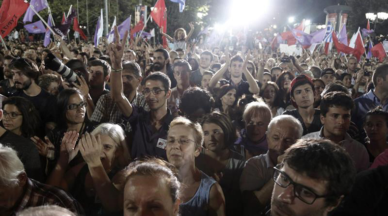 Centenas de personas acompañó a Tsipras durante su cierre de campaña.