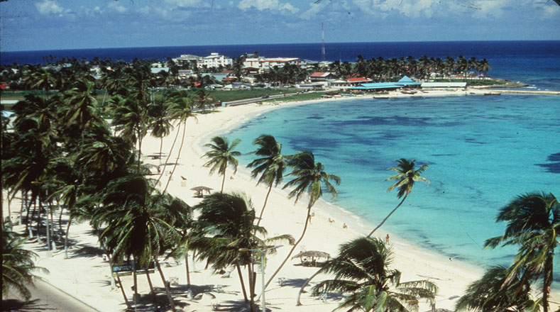 Las playas de la isla de San Andrés en Colombia se caracterizan por sus aguas bajas. 