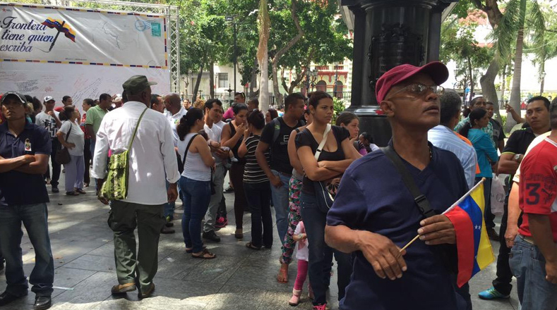 Desde muy temprano los colombianos se congregaron en la plaza Bolívar de Caracas (capital de Venezuela).