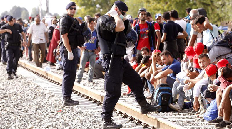 Los refugiados esperaban un tren con destino a Hungría y Austria en la frontera serbio-croata cerca Tovarnik.