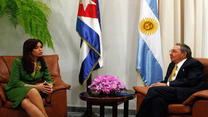 Los mandatarios expresaron la intención de continuar fortaleciendo las relaciones entre Cuba y Argentina.