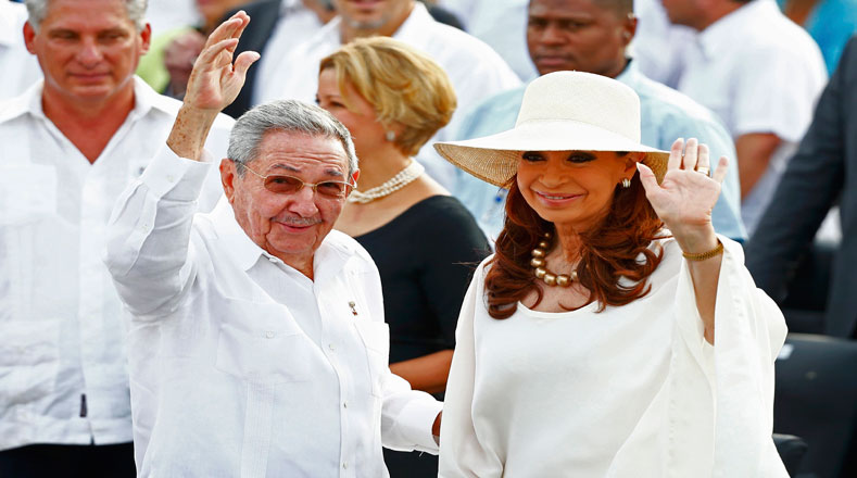 El presidente de Cuba, Raúl Castro acompañado de su homóloga argentina, Cristina Fernández, en la primera misa que ofrece el papa Francisco.