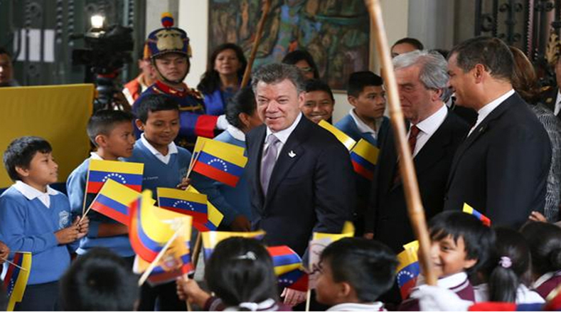 El presidente colombiano Juan Manuel Santos saludó la participación de los niños con bandera de Venezuela, como preámbulo al diálogo.