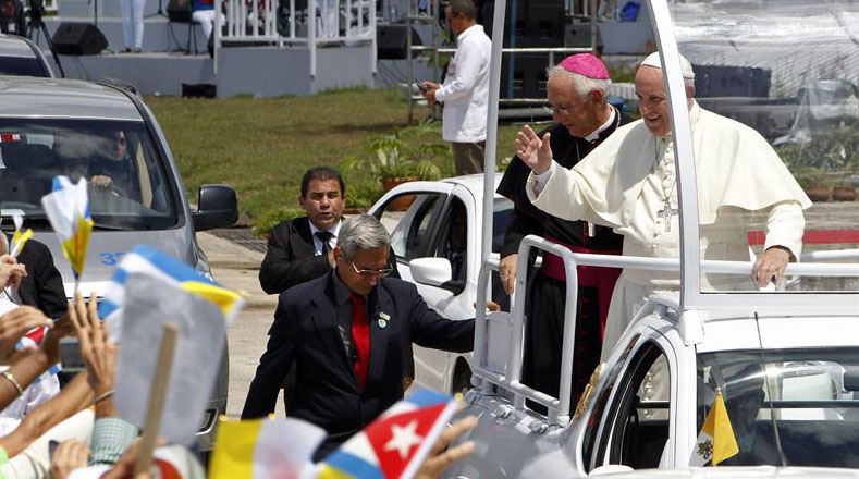 El papa Francisco se retira de la Plaza de La Revolución en Holguín tras finalizar la misa.
