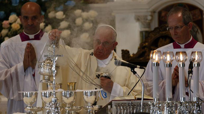 El papa comparte con los feligreses en la Basílica Menor del Santuario de Nuestra Señora de la Caridad del Cobre en Santiago. 