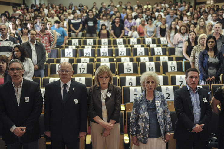 Homenaje a los 43 en la Universidad Nacional de Lanús, Argentina.