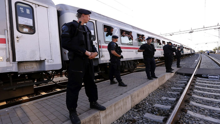 Varios policías vigilan un tren húngaro en la ciudad fronteriza de Tovarnik, Croacia.