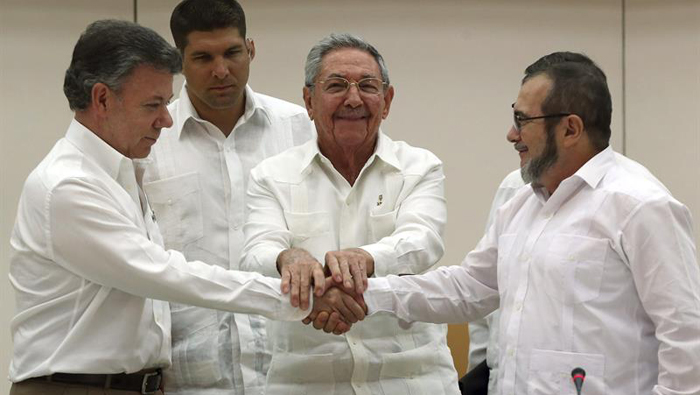 Las delegaciones del Gobierno y las FARC-EP firmaron este miércoles el punto sobre justicia y víctimas.