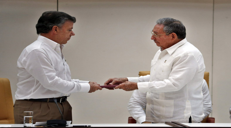El presidente de Colombia Juan Manuel Santos, recibió del presidente de Cuba Raúl Castro, el documento que acredita la firma del acuerdo alcanzado entre el Gobierno colombiano y las FARC-EP en el punto sobre justicia y víctimas.