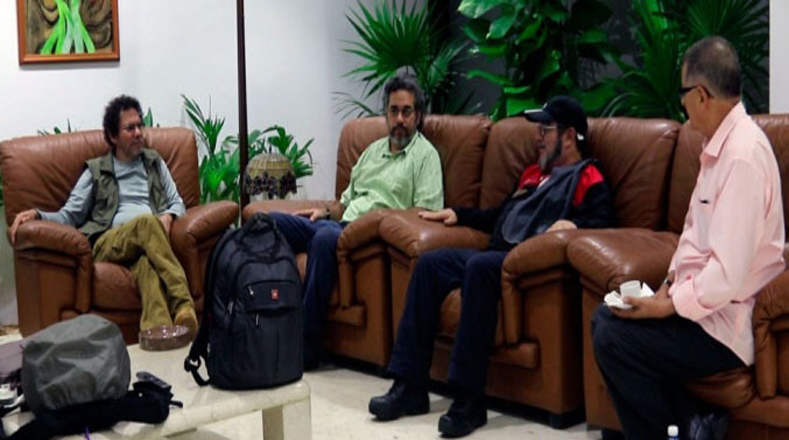 El jefe de las FARC-EP, Rodrigo Londoño Echeverri, mejor conocido como “Timochenko” (vestido de negro y rojo), arribó a La Habana ese mismo día con el fin de participar en las conversaciones sobre el acuerdo de justicia y víctimas.