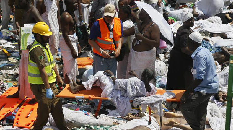 Cuerpos de rescate saudíes trabajan para asistir a todas las personas heridas.
