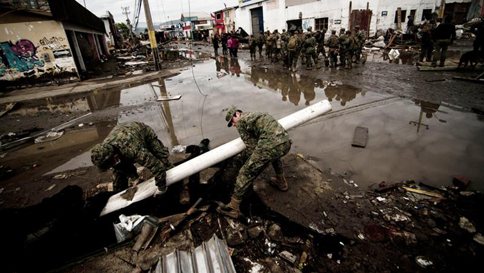 Soldados participaron en las labores de limpieza el sábado pasado en Coquimbo (Chile).