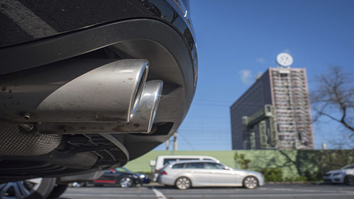 Detalle del tubo de escape de un Volkswagen Passat en el parking de empleados de la compañía en Wolfsburgo (Alemania).