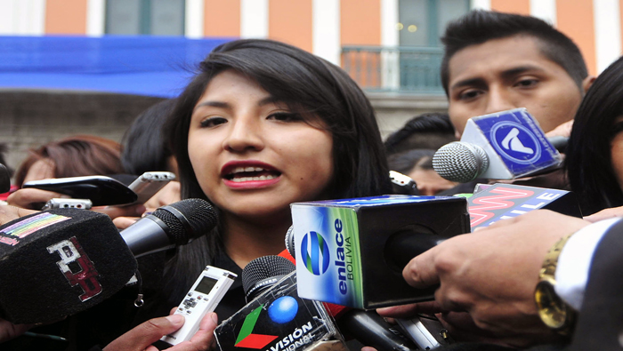 Eva Liz Morales llama al pueblo boliviano a unirse en defensa de los normalistas.