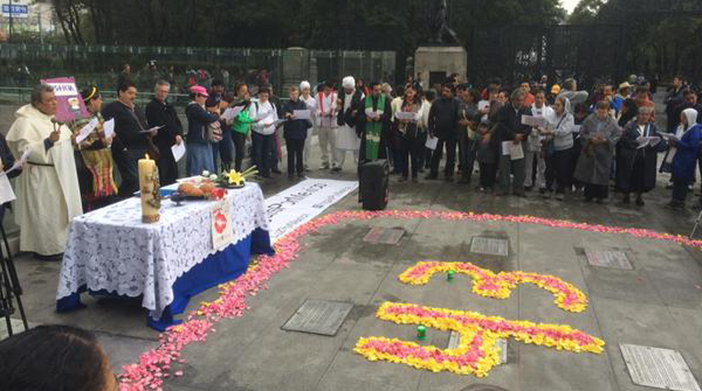 Representantes de distintas iglesias en México se congregaron para orar por los 43 estudiantes desaparecidos.
