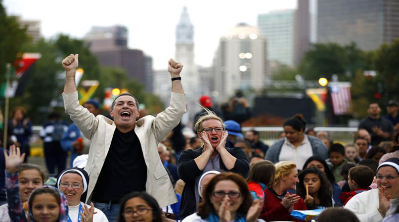 Los creyentes emocionados por la llegada del papa Francisco al  Festival de la Familia en Filadelfia. 