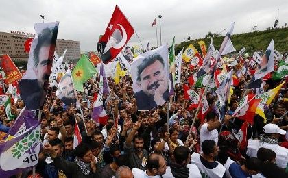 Simpatizantes del Partido Democrático Popular (HDP) ondean banderas pro-kurdas con la imagen del líder kurdo encarcelado Abdullah Ocalan y banderas con la imagen del fundador de Turquía de Ataturk durante un mitin electoral. 