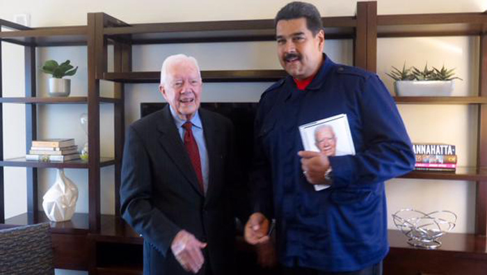 JImmy Carter le regaló al presidente Nicolás Maduro un libro sobre su vida.