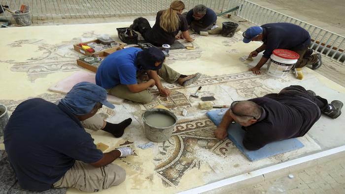 Los arqueólogos devolvieron el mosaico a su lugar de origen para la exposición al público.