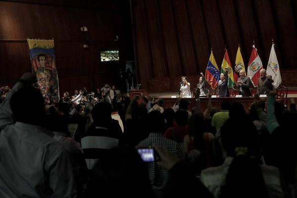 El foro duró tres días en Quito donde dirigentes políticos debatieron sobre las democracias en América Latina.