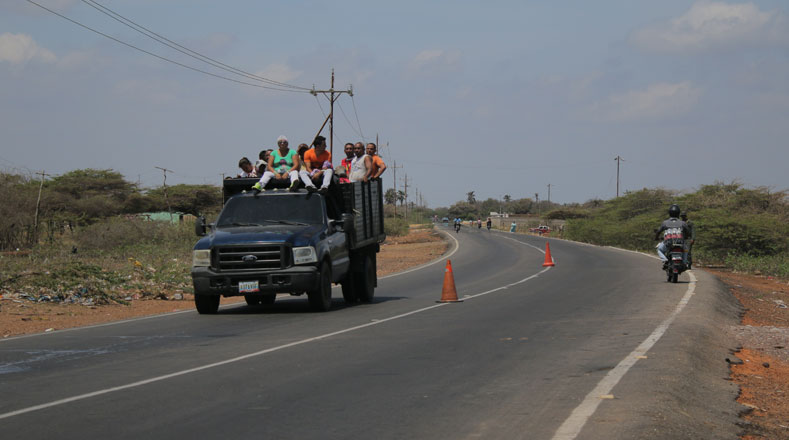 En las zonas más lejanas de La Guajira, los pobladores se trasladan en autobuses o carros particulares.
