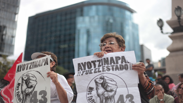 Padres de normalistas siguen exigiendo justicia por los 43 de Ayotzinapa.