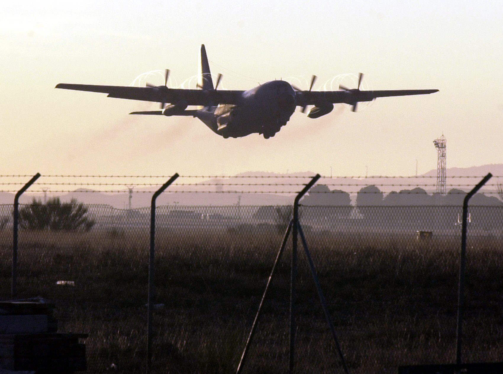 El avión de cuatro turbohélices C-130 es utilizado habitualmente para transportar carga militar y personal.