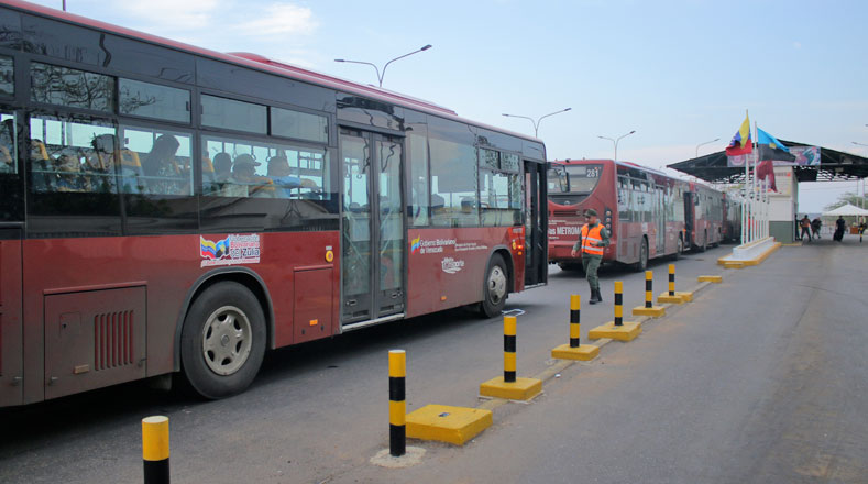 Hasta tres viajes diarios hacen estos autobuses desde "la raya" hasta Río El Limón. 