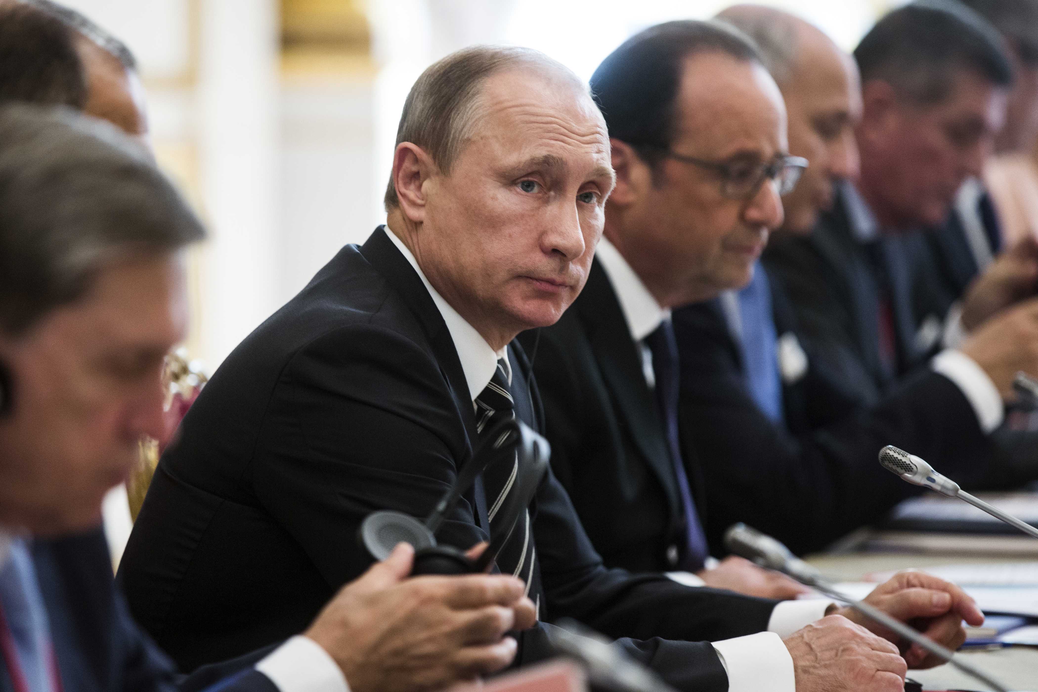 Putin se reunió este viernes con Hollande en París.