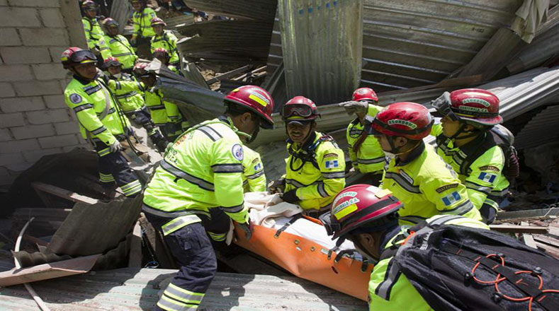 Bomberos rescatan con vida a un joven de 23 años, tras un deslizamiento de tierra ocurrido en la colonia El Cambray II del municipio de Santa Catarina Pinula.