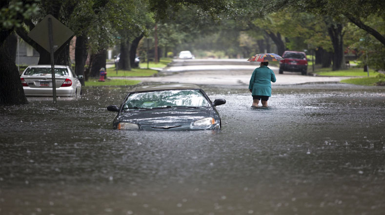 Tras su paso por EE.UU., Joaquín dejó también inundaciones que obligaron a muchos a bajar de sus autos. 