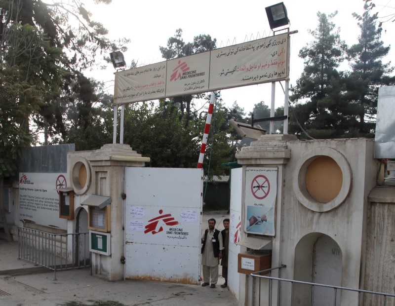 Guardias afganos en la puerta del hospital de MSF tras el ataque estadounidense.