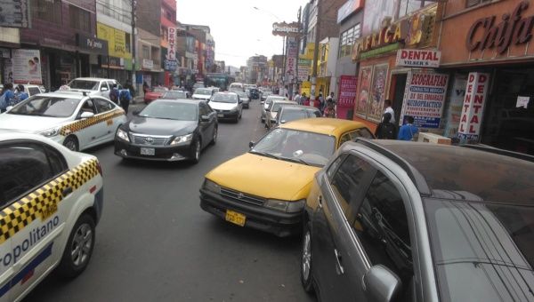 Irrespnsable chofer estaciona su vehiculo de forma inadecuada en plena Av Chimu