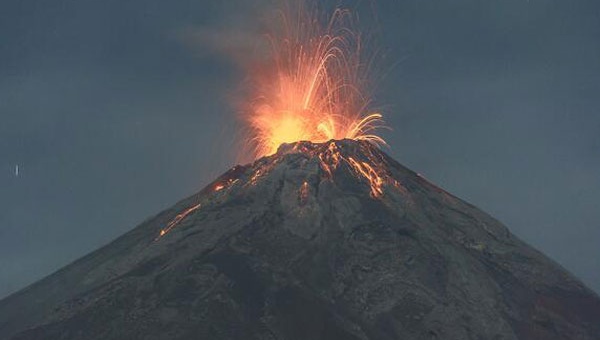 La actividad volcánica comenzó en horas de la madrugada y se prevé que continúen el resto del día.
